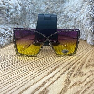 BRAND NEW✨
DIAMOND EYEWEAR ACCESSORIES💎
LUXURIOUS SUNGLASSES🌌
UV PROTECTION⚜️